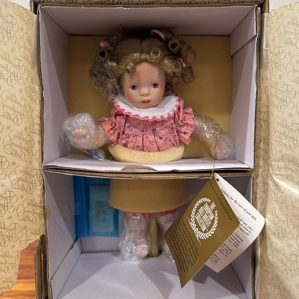 NIB Vtg Franklin Mint Heirloom Dolls Days Of The Week Doll "Monday's Child"